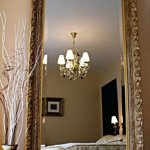 Зеркало в багете золото спальня